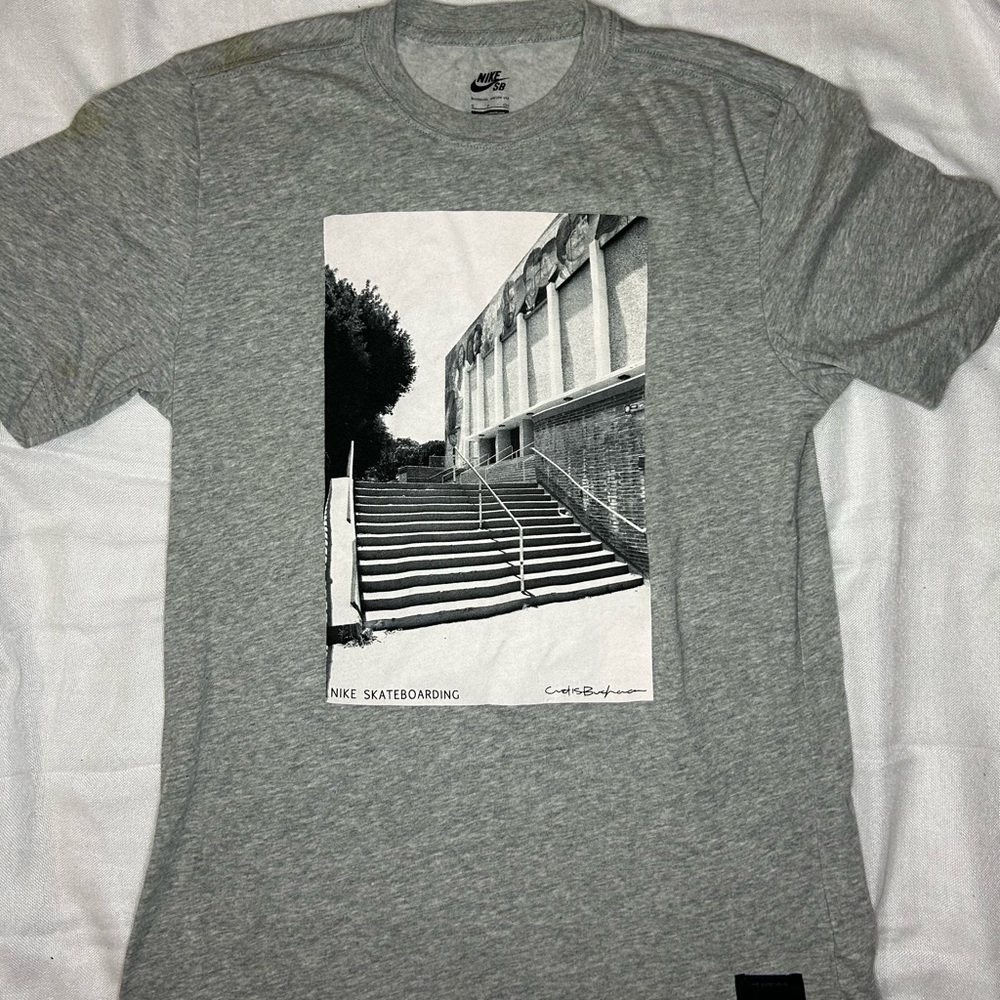 Nike SB men’s grey tee small